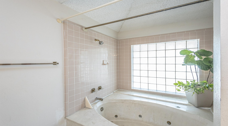 1128 Quail Hollow Lp, LAREDO, Texas 78045-1942, 3 Bedrooms Bedrooms, 6 Rooms Rooms,3 BathroomsBathrooms,Residential,For Sale,1128 Quail Hollow Lp,20253588