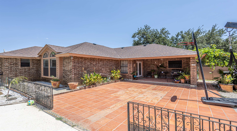 1128 Quail Hollow Lp, LAREDO, Texas 78045-1942, 3 Bedrooms Bedrooms, 6 Rooms Rooms,3 BathroomsBathrooms,Residential,For Sale,1128 Quail Hollow Lp,20253588