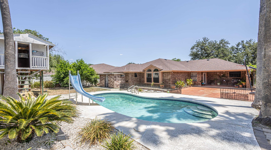 1128 Quail Hollow Lp, LAREDO, Texas 78045-1942, 3 Bedrooms Bedrooms, 6 Rooms Rooms,3 BathroomsBathrooms,Residential,For Sale,1128 Quail Hollow Lp,20253588