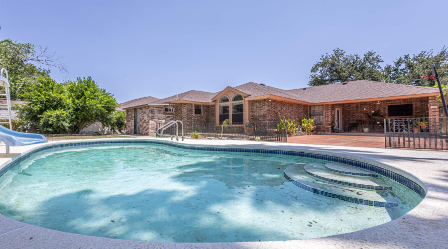 1128 Quail Hollow Lp, LAREDO, Texas 78045-1942, 3 Bedrooms Bedrooms, 6 Rooms Rooms,3 BathroomsBathrooms,Residential,For Sale,1128 Quail Hollow Lp,20253588