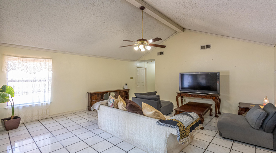 1128 Quail Hollow Lp, LAREDO, Texas 78045-1942, 3 Bedrooms Bedrooms, 6 Rooms Rooms,3 BathroomsBathrooms,Residential,For Sale,1128 Quail Hollow Lp,20253588