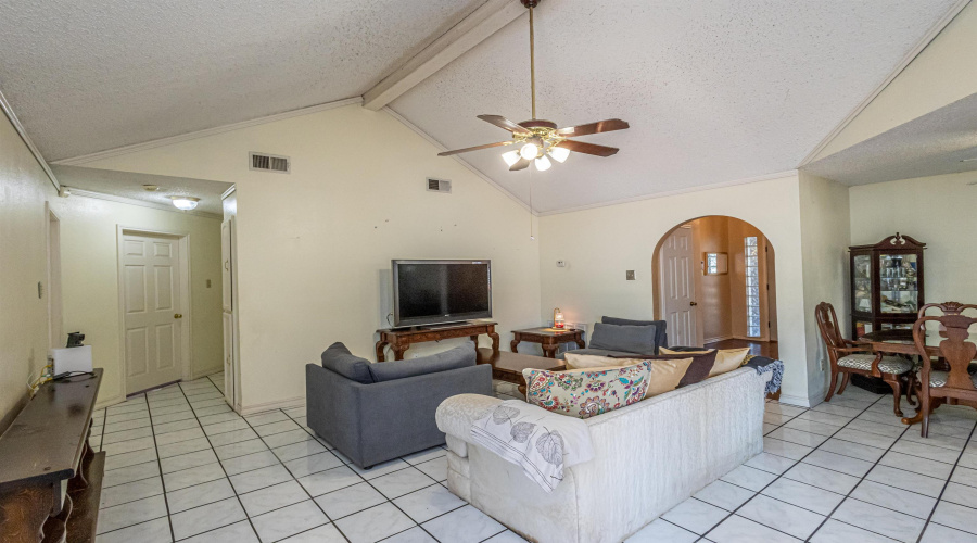 1128 Quail Hollow Lp, LAREDO, Texas 78045-1942, 3 Bedrooms Bedrooms, 6 Rooms Rooms,3 BathroomsBathrooms,Residential,For Sale,1128 Quail Hollow Lp,20253588