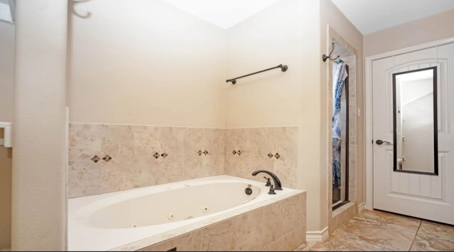 102 Foxtail Dr, Laredo, Texas 78045, 3 Bedrooms Bedrooms, 6 Rooms Rooms,3 BathroomsBathrooms,Residential,For Sale,102 Foxtail Dr,20253603
