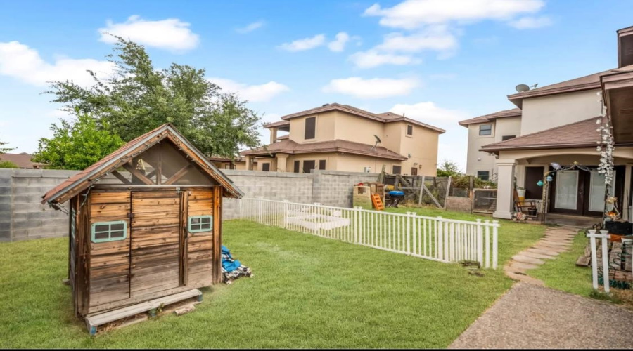 102 Foxtail Dr, Laredo, Texas 78045, 3 Bedrooms Bedrooms, 6 Rooms Rooms,3 BathroomsBathrooms,Residential,For Sale,102 Foxtail Dr,20253603