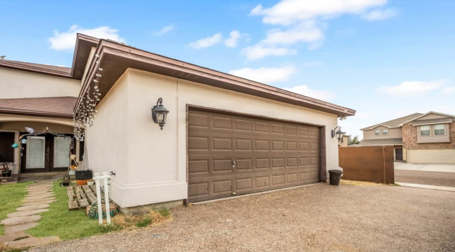 102 Foxtail Dr, Laredo, Texas 78045, 3 Bedrooms Bedrooms, 6 Rooms Rooms,3 BathroomsBathrooms,Residential,For Sale,102 Foxtail Dr,20253603
