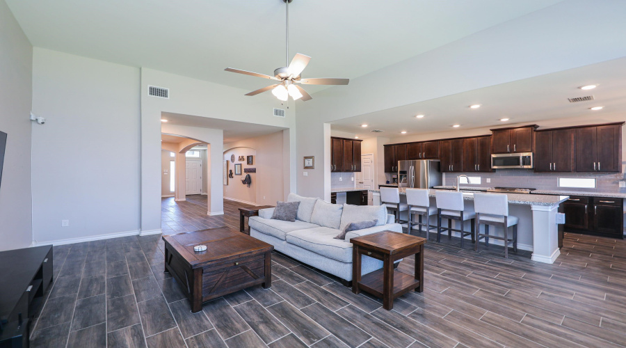 411 Quieto Dr., LAREDO, Texas 78045, 5 Bedrooms Bedrooms, 8 Rooms Rooms,4 BathroomsBathrooms,Residential,For Sale,411 Quieto Dr.,20253594