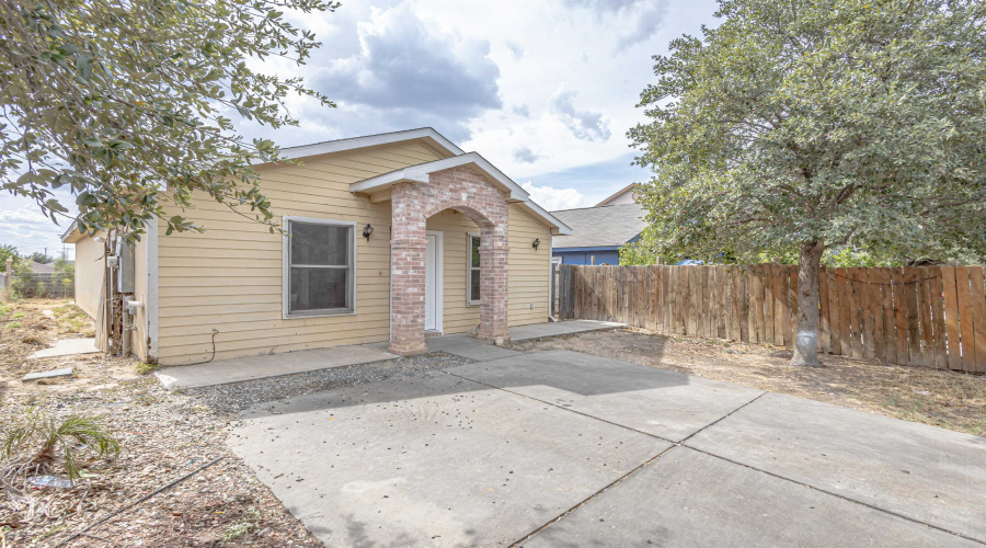 322 Ocean Dr, LAREDO, Texas 78043, 3 Bedrooms Bedrooms, 5 Rooms Rooms,2 BathroomsBathrooms,Residential,For Sale,322 Ocean Dr,20253606