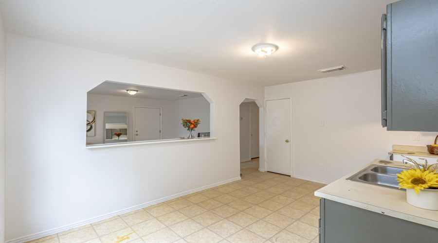 322 Ocean Dr, LAREDO, Texas 78043, 3 Bedrooms Bedrooms, 5 Rooms Rooms,2 BathroomsBathrooms,Residential,For Sale,322 Ocean Dr,20253606