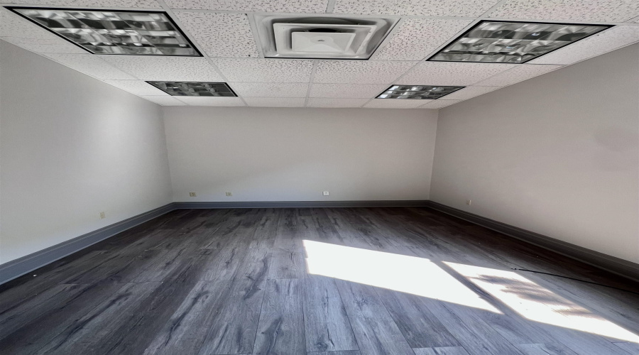 408 Shiloh Dr, Laredo, Texas 78045, 6 Rooms Rooms,2 BathroomsBathrooms,Commercial retail/office,For Rent,408 Shiloh Dr,20253616