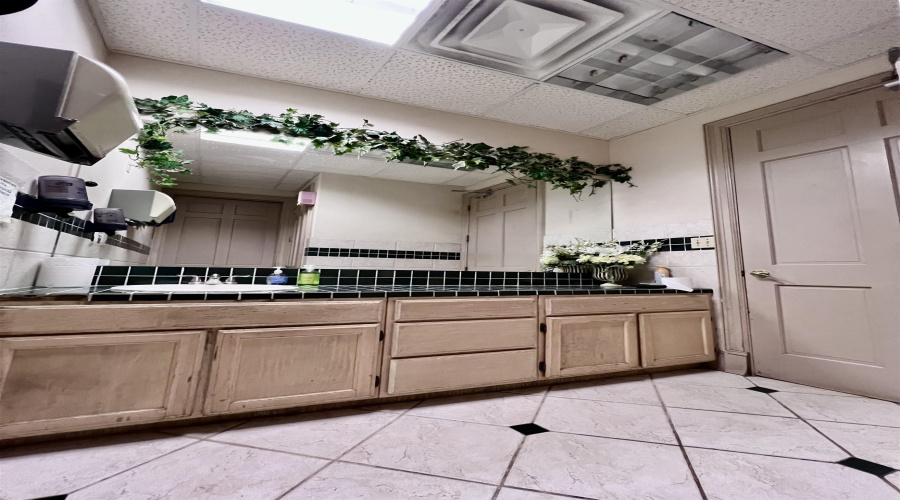 408 Shiloh Dr, Laredo, Texas 78045, 6 Rooms Rooms,2 BathroomsBathrooms,Commercial retail/office,For Rent,408 Shiloh Dr,20253616