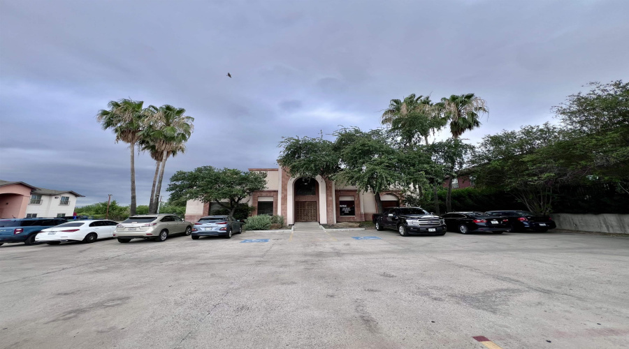 408 Shiloh Dr, Laredo, Texas 78045, 6 Rooms Rooms,2 BathroomsBathrooms,Commercial retail/office,For Rent,408 Shiloh Dr,20253616