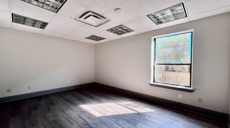 408 Shiloh Dr, Laredo, Texas 78045, 6 Rooms Rooms,2 BathroomsBathrooms,Commercial retail/office,For Rent,408 Shiloh Dr,20253616