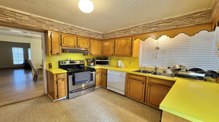 1410 Alamo St, ZAPATA, Texas 78076, 3 Bedrooms Bedrooms, 5 Rooms Rooms,2 BathroomsBathrooms,Residential,For Sale,1410 Alamo St,20253630