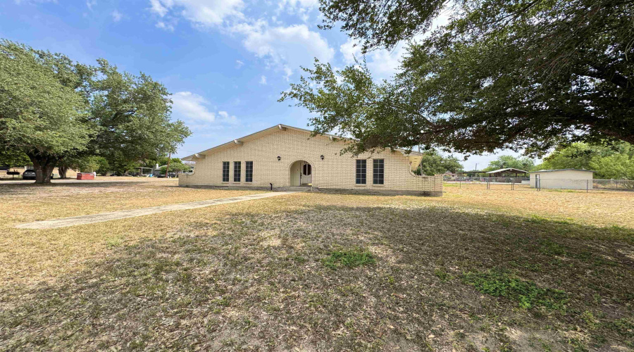 1410 Alamo St, ZAPATA, Texas 78076, 3 Bedrooms Bedrooms, 5 Rooms Rooms,2 BathroomsBathrooms,Residential,For Sale,1410 Alamo St,20253630