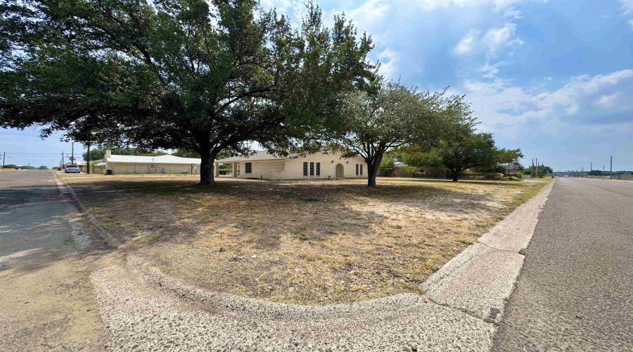 1410 Alamo St, ZAPATA, Texas 78076, 3 Bedrooms Bedrooms, 5 Rooms Rooms,2 BathroomsBathrooms,Residential,For Sale,1410 Alamo St,20253630