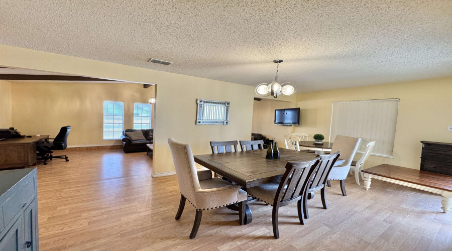 1410 Alamo St, ZAPATA, Texas 78076, 3 Bedrooms Bedrooms, 5 Rooms Rooms,2 BathroomsBathrooms,Residential,For Sale,1410 Alamo St,20253630