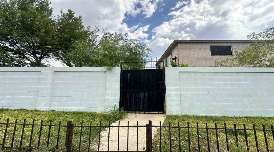 3061 Saint Margaret Ln, Laredo, Texas 78046, 5 Bedrooms Bedrooms, 6 Rooms Rooms,3 BathroomsBathrooms,Residential,For Sale,3061 Saint Margaret Ln,20253634