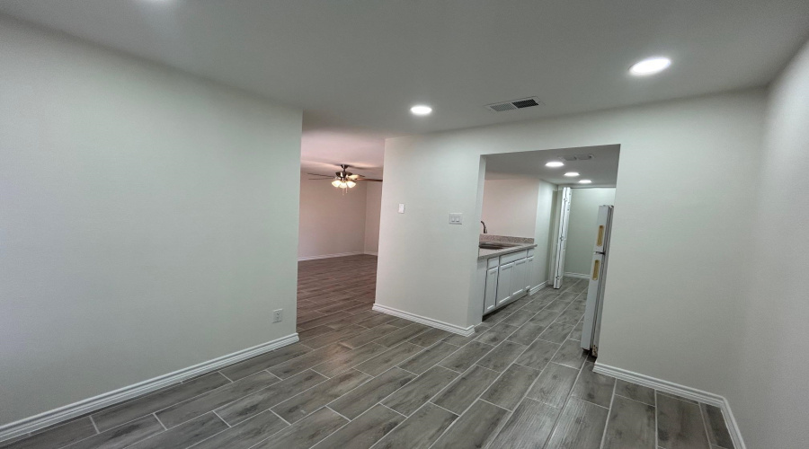 100 E Hillside Rd, Laredo, Texas 78041, 1 Bedroom Bedrooms, 3 Rooms Rooms,1 BathroomBathrooms,Residential,For Rent,100 E Hillside Rd,20253646