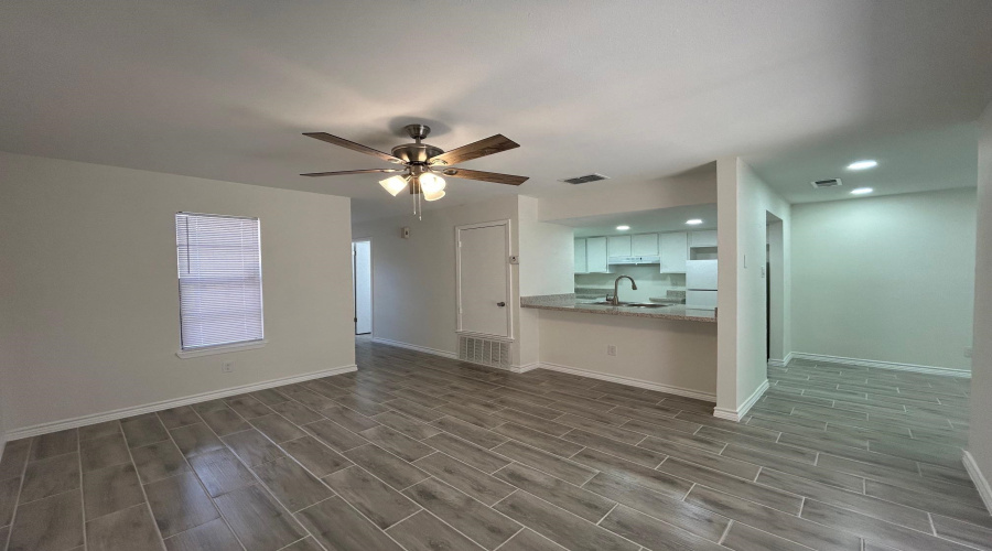 100 E Hillside Rd, Laredo, Texas 78041, 1 Bedroom Bedrooms, 3 Rooms Rooms,1 BathroomBathrooms,Residential,For Rent,100 E Hillside Rd,20253646