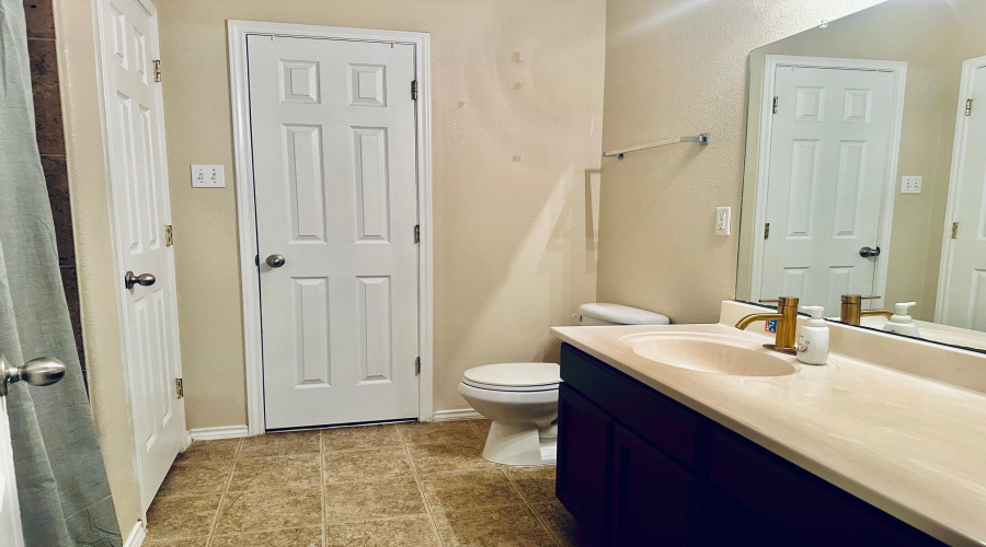 1427 Ocampo Dr, Laredo, Texas 78046, 5 Bedrooms Bedrooms, 9 Rooms Rooms,3 BathroomsBathrooms,Residential,For Sale,1427 Ocampo Dr,20253651