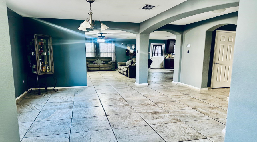 1427 Ocampo Dr, Laredo, Texas 78046, 5 Bedrooms Bedrooms, 9 Rooms Rooms,3 BathroomsBathrooms,Residential,For Sale,1427 Ocampo Dr,20253651