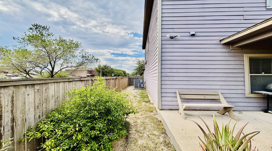 15115 Cerralvo Dr, Laredo, Texas 78045, 3 Bedrooms Bedrooms, 6 Rooms Rooms,2 BathroomsBathrooms,Residential,For Sale,15115 Cerralvo Dr,20253664