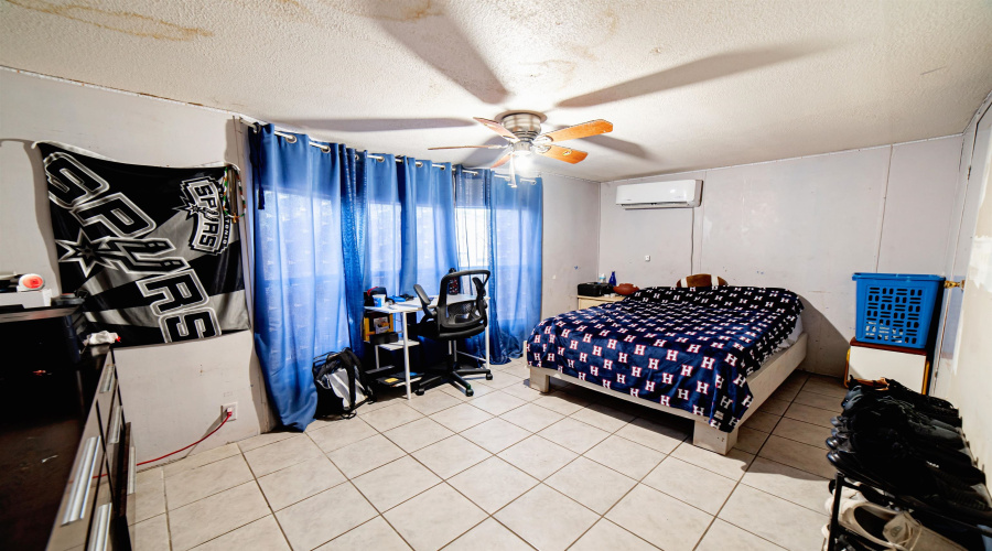 4935 Paz Ln, Laredo, Texas 78046, 3 Bedrooms Bedrooms, 4 Rooms Rooms,2 BathroomsBathrooms,Residential,For Sale,4935 Paz Ln,20253679