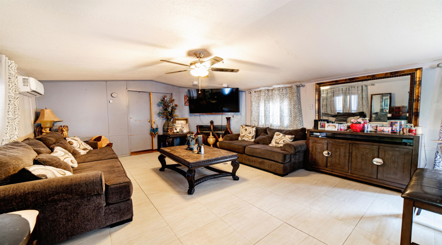 4935 Paz Ln, Laredo, Texas 78046, 3 Bedrooms Bedrooms, 4 Rooms Rooms,2 BathroomsBathrooms,Residential,For Sale,4935 Paz Ln,20253679