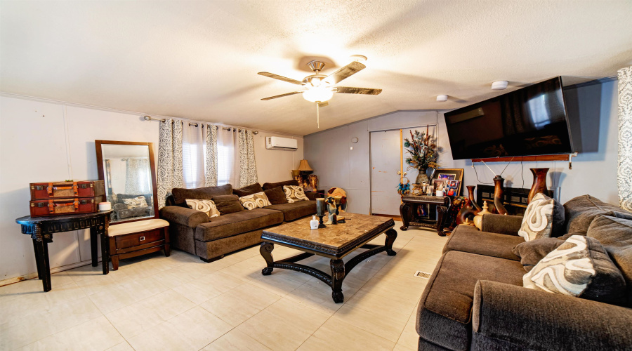 4935 Paz Ln, Laredo, Texas 78046, 3 Bedrooms Bedrooms, 4 Rooms Rooms,2 BathroomsBathrooms,Residential,For Sale,4935 Paz Ln,20253679