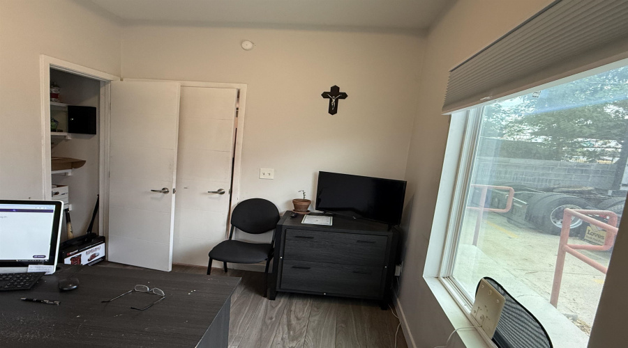 2613 San Dario Ave, Laredo, Texas 78040, 1 Room Rooms,1 BathroomBathrooms,Commercial retail/office,For Rent,2613 San Dario Ave,20253683