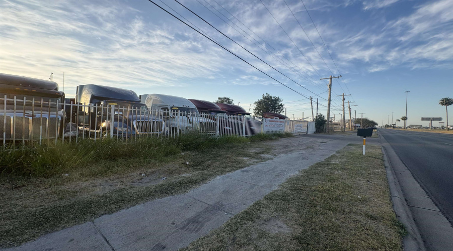 2613 San Dario Ave, Laredo, Texas 78040, 1 Room Rooms,1 BathroomBathrooms,Commercial retail/office,For Rent,2613 San Dario Ave,20253683