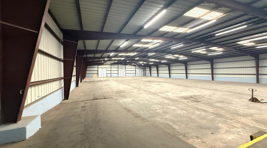 5812 East Dr, Laredo, Texas 78041, 1 Bedroom Bedrooms, 51 Rooms Rooms,4 BathroomsBathrooms,Commercial/industrial,For Rent,5812 East Dr,20253688