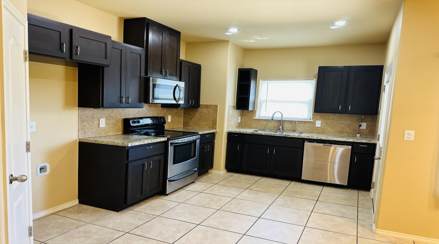 5812 Montevista Dr., Laredo, Texas 78041, 3 Bedrooms Bedrooms, 5 Rooms Rooms,2 BathroomsBathrooms,Residential,For Rent,5812 Montevista Dr.,20253700