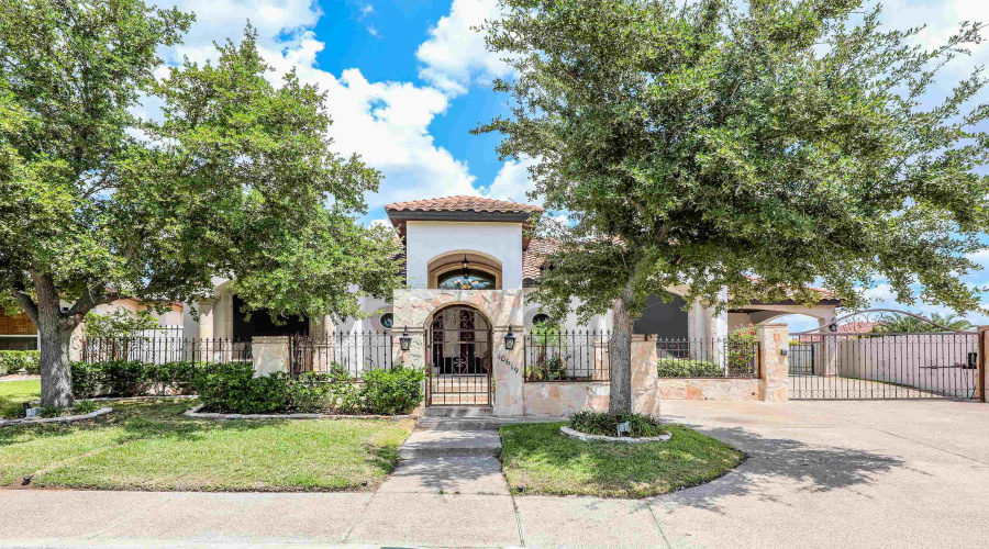 10619 Kirby Dr, LAREDO, Texas 78045, 6 Bedrooms Bedrooms, 9 Rooms Rooms,3 BathroomsBathrooms,Residential,For Sale,10619 Kirby Dr,20253708