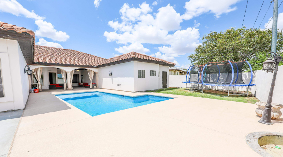 10619 Kirby Dr, LAREDO, Texas 78045, 6 Bedrooms Bedrooms, 9 Rooms Rooms,3 BathroomsBathrooms,Residential,For Sale,10619 Kirby Dr,20253708