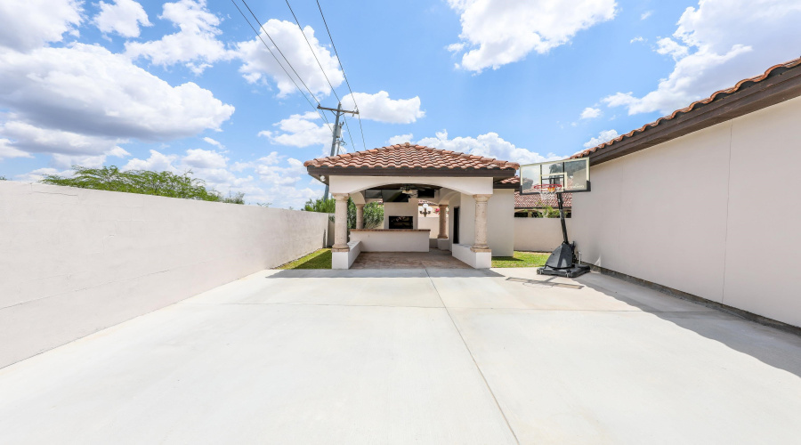 10619 Kirby Dr, LAREDO, Texas 78045, 6 Bedrooms Bedrooms, 9 Rooms Rooms,3 BathroomsBathrooms,Residential,For Sale,10619 Kirby Dr,20253708