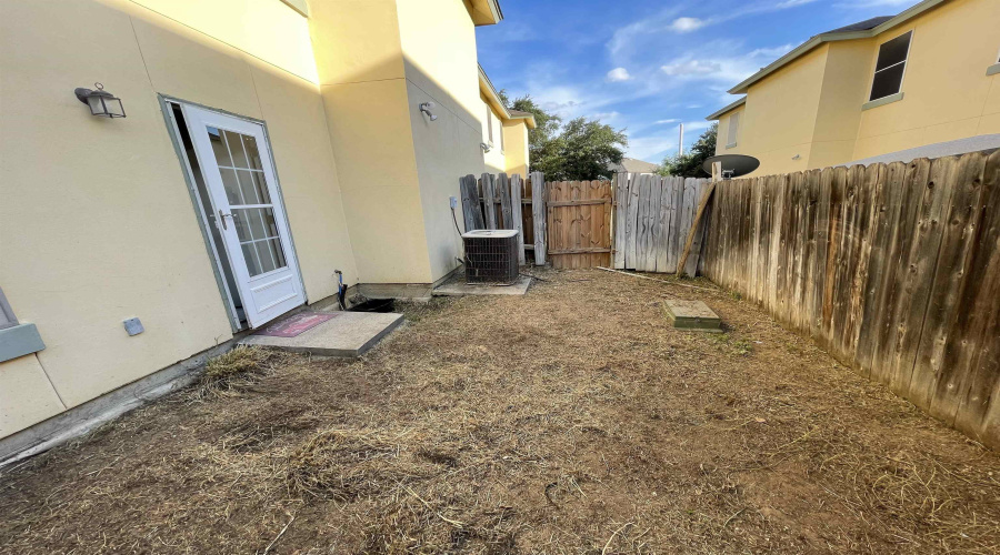 1000 Ranchway Dr, Laredo, Texas 78045-8653, 3 Bedrooms Bedrooms, 6 Rooms Rooms,3 BathroomsBathrooms,Residential,For Rent,1000 Ranchway Dr,20253726