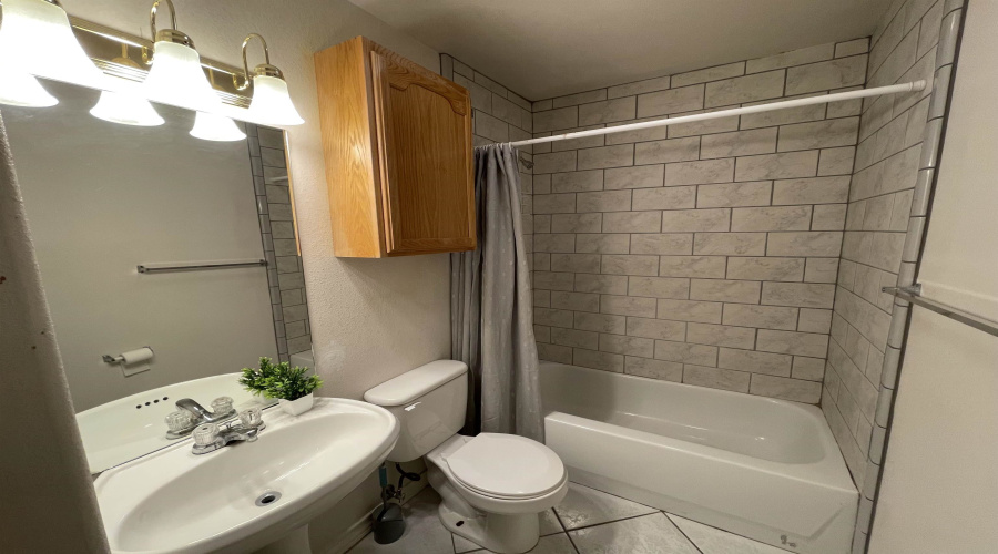 1000 Ranchway Dr, Laredo, Texas 78045-8653, 3 Bedrooms Bedrooms, 6 Rooms Rooms,3 BathroomsBathrooms,Residential,For Rent,1000 Ranchway Dr,20253726