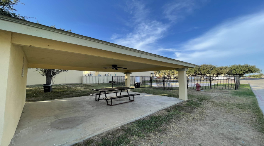 1000 Ranchway Dr, Laredo, Texas 78045-8653, 3 Bedrooms Bedrooms, 6 Rooms Rooms,3 BathroomsBathrooms,Residential,For Rent,1000 Ranchway Dr,20253726