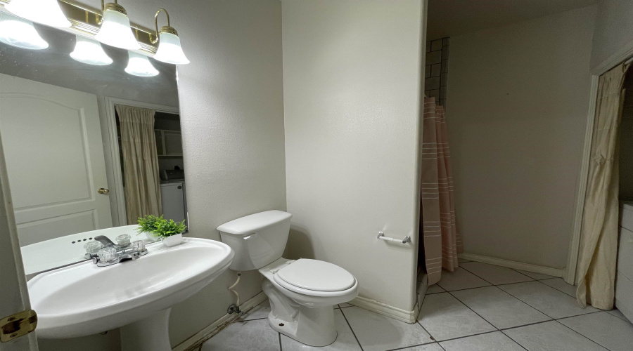 1000 Ranchway Dr, Laredo, Texas 78045-8653, 3 Bedrooms Bedrooms, 6 Rooms Rooms,3 BathroomsBathrooms,Residential,For Rent,1000 Ranchway Dr,20253726