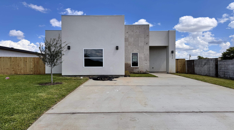 5317 General Franco Dr, LAREDO, Texas 78046, 3 Bedrooms Bedrooms, 5 Rooms Rooms,2 BathroomsBathrooms,Residential,For Sale,5317 General Franco Dr,20253736