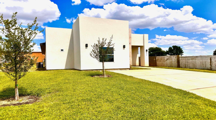 5317 General Franco Dr, LAREDO, Texas 78046, 3 Bedrooms Bedrooms, 5 Rooms Rooms,2 BathroomsBathrooms,Residential,For Sale,5317 General Franco Dr,20253736