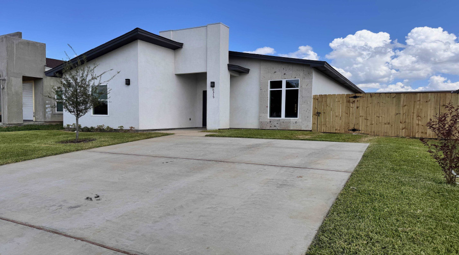 5315 General Franco Dr, LAREDO, Texas 78046, 3 Bedrooms Bedrooms, 5 Rooms Rooms,2 BathroomsBathrooms,Residential,For Sale,5315 General Franco Dr,20253737