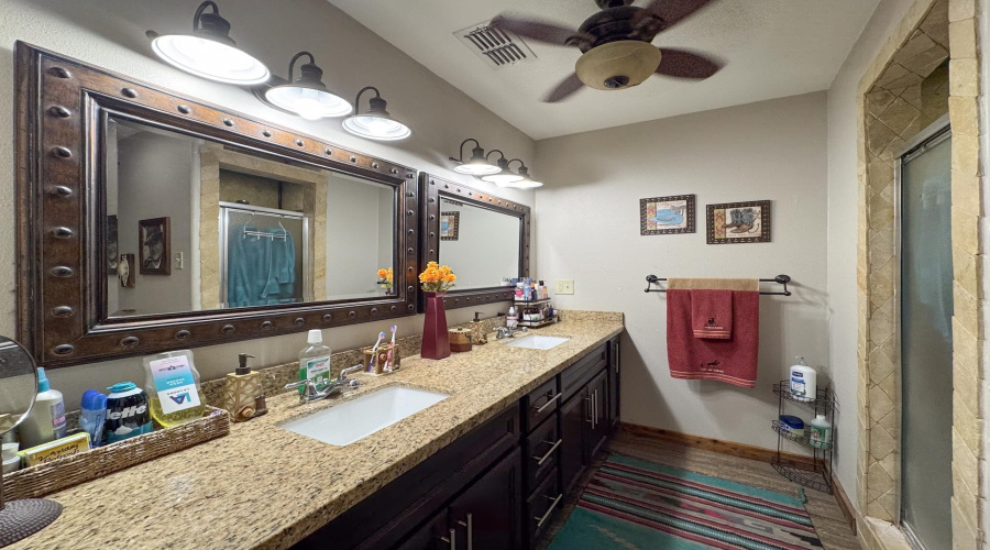 106 S Tapeyste Ave, Laredo, Texas 78043, 2 Bedrooms Bedrooms, 6 Rooms Rooms,2 BathroomsBathrooms,Residential,For Sale,106 S Tapeyste Ave,20253739