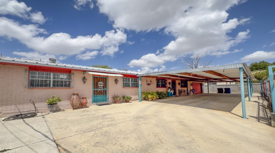 106 S Tapeyste Ave, Laredo, Texas 78043, 2 Bedrooms Bedrooms, 6 Rooms Rooms,2 BathroomsBathrooms,Residential,For Sale,106 S Tapeyste Ave,20253739