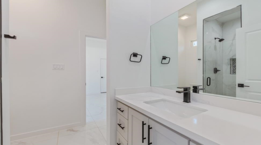 3916 Yoyis St., Laredo, Texas 78046, 3 Bedrooms Bedrooms, 6 Rooms Rooms,2 BathroomsBathrooms,Residential,For Sale,3916 Yoyis St.,20253752