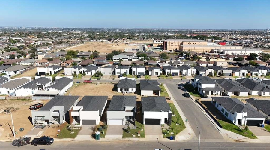 3916 Yoyis St., Laredo, Texas 78046, 3 Bedrooms Bedrooms, 6 Rooms Rooms,2 BathroomsBathrooms,Residential,For Sale,3916 Yoyis St.,20253752