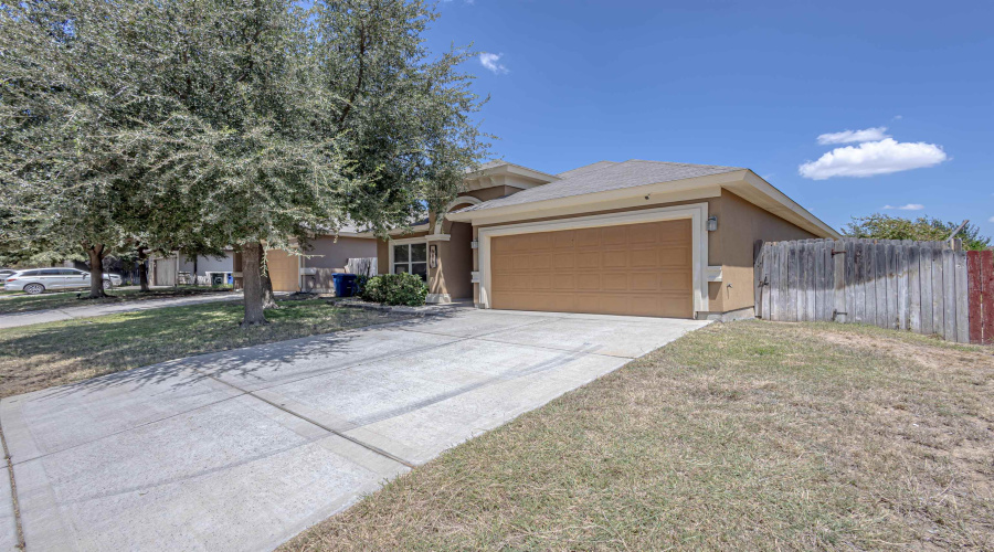 618 Crackle Grove Dr, Laredo, Texas 78045, 3 Bedrooms Bedrooms, 6 Rooms Rooms,2 BathroomsBathrooms,Residential,For Sale,618 Crackle Grove Dr,20253759