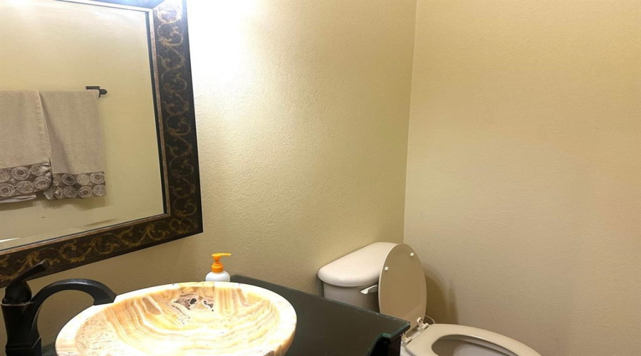 112 Canterbury Ln, Laredo, Texas 78041, 6 Bedrooms Bedrooms, 9 Rooms Rooms,4 BathroomsBathrooms,Residential,For Sale,112 Canterbury Ln,20250564