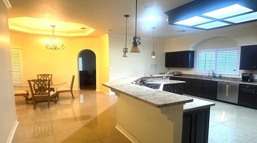 112 Canterbury Ln, Laredo, Texas 78041, 6 Bedrooms Bedrooms, 9 Rooms Rooms,4 BathroomsBathrooms,Residential,For Sale,112 Canterbury Ln,20250564